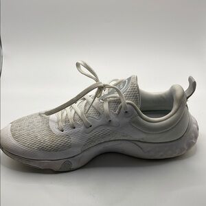 Nike White Athletic Shoes with Cushioned Sole